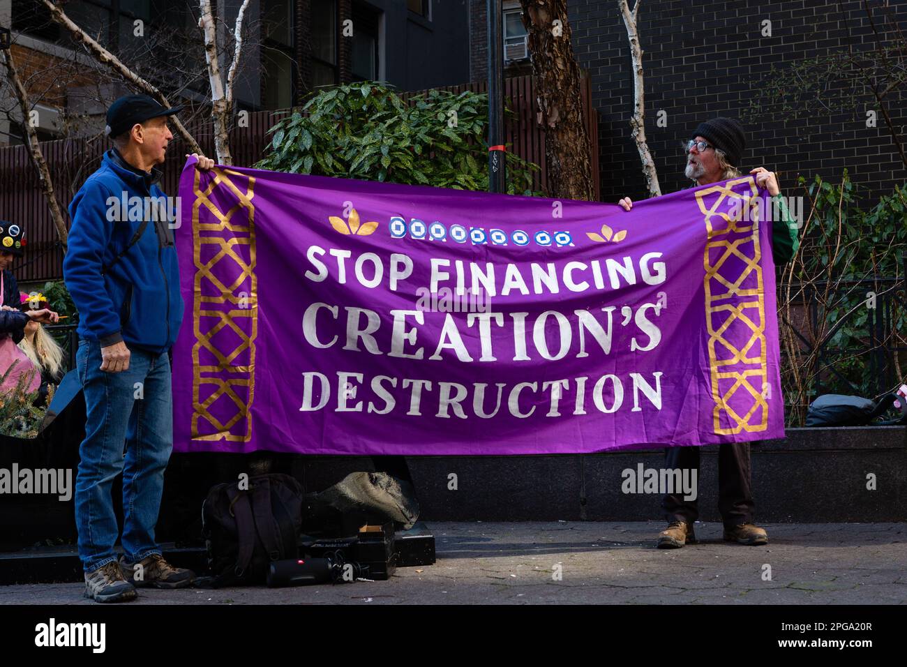 New York, NY, États-Unis. 21st mars 2023. Third Act, le mouvement social activiste des personnes âgées, a parrainé un rassemblement contre les investissements des banques dans les combustibles fossiles qui a commencé à Dag Hammerskjöld Plaza et a déplacé 47th Street jusqu'au siège de J. P. Morgan Chase. Deux personnes détiennent une bannière intitulée « Arrêter la destruction de la création de financement ». Credit: Ed Lefkowicz/Alay Live News Banque D'Images