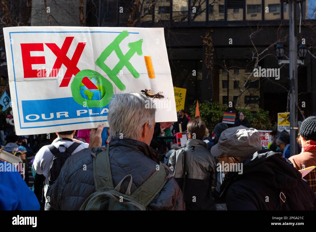 New York, NY, États-Unis. 21st mars 2023. Third Act, le mouvement social activiste des personnes âgées, a parrainé un rassemblement contre les investissements des banques dans les combustibles fossiles qui a commencé à Dag Hammerskjöld Plaza et a déplacé 47th Street jusqu'au siège de J. P. Morgan Chase. Credit: Ed Lefkowicz/Alay Live News Banque D'Images
