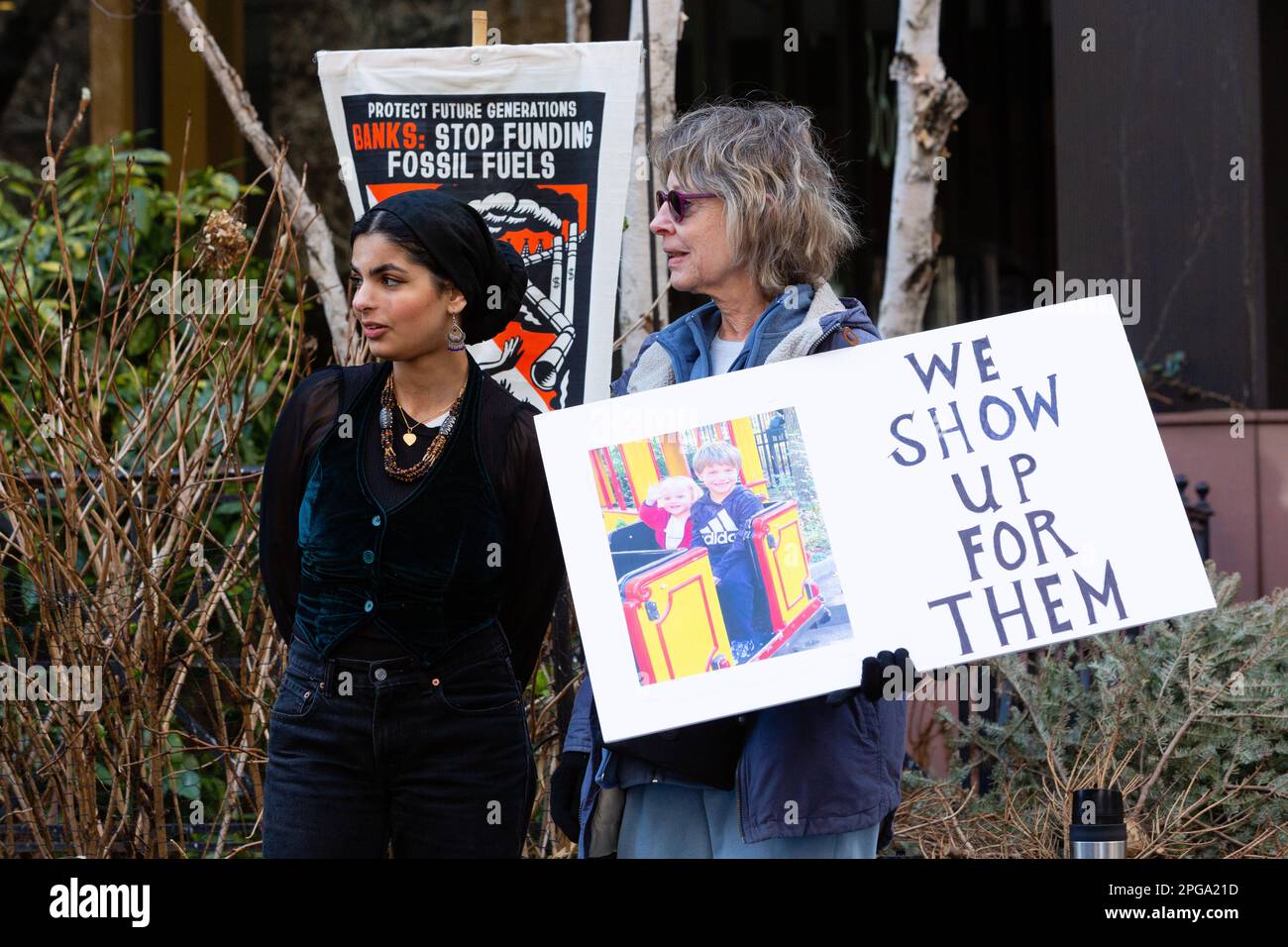 New York, NY, États-Unis. 21st mars 2023. Third Act, le mouvement social activiste des personnes âgées, a parrainé un rassemblement contre les investissements des banques dans les combustibles fossiles qui a commencé à Dag Hammerskjöld Plaza et a déplacé 47th Street jusqu'au siège de J. P. Morgan Chase. Ayisha Siddiqa, défenseur de la justice climatique des Etats-Unis. Credit: Ed Lefkowicz/Alay Live News Banque D'Images
