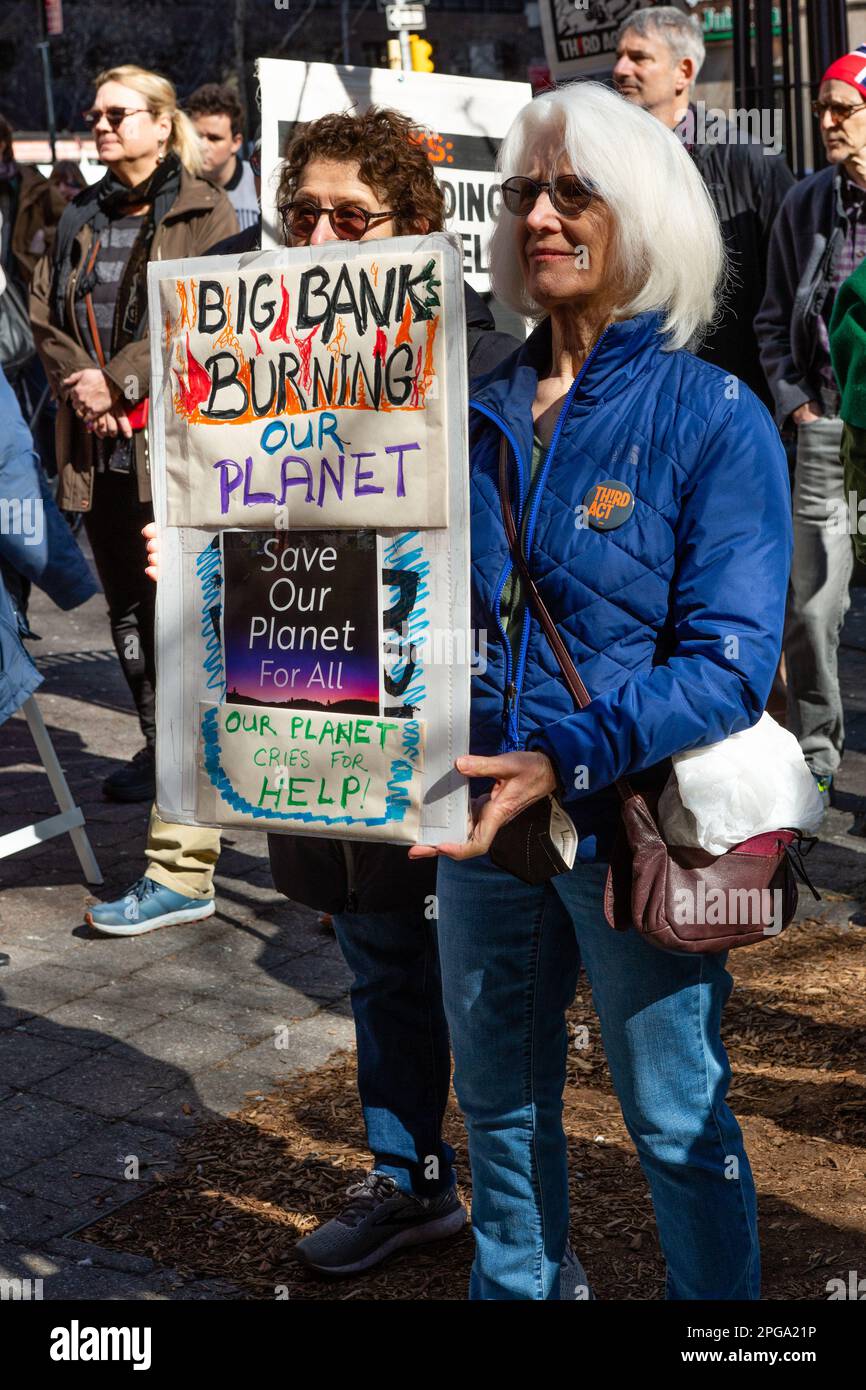 New York, NY, États-Unis. 21st mars 2023. Third Act, le mouvement social activiste des personnes âgées, a parrainé un rassemblement contre les investissements des banques dans les combustibles fossiles qui a commencé à Dag Hammerskjöld Plaza et a déplacé 47th Street jusqu'au siège de J. P. Morgan Chase. Credit: Ed Lefkowicz/Alay Live News Banque D'Images