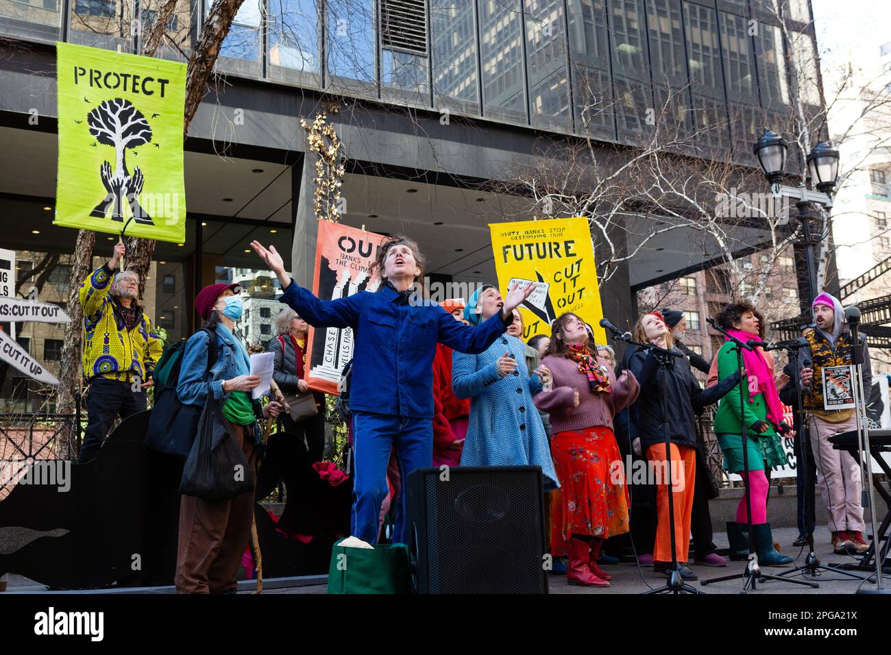New York, NY, États-Unis. 21st mars 2023. Third Act, le mouvement social activiste des personnes âgées, a parrainé un rassemblement contre les investissements des banques dans les combustibles fossiles qui a commencé à Dag Hammerskjöld Plaza et a déplacé 47th Street jusqu'au siège de J. P. Morgan Chase. Credit: Ed Lefkowicz/Alay Live News Banque D'Images