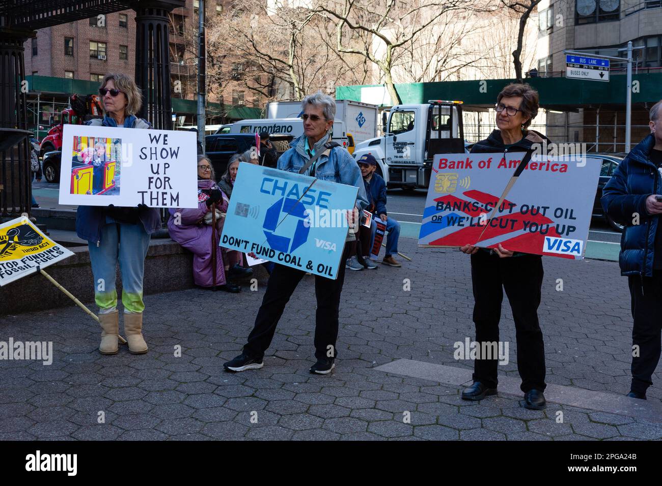 New York, NY, États-Unis. 21st mars 2023. Third Act, le mouvement social activiste des personnes âgées, a parrainé un rassemblement contre les investissements des banques dans les combustibles fossiles qui a commencé à Dag Hammerskjöld Plaza et a déplacé 47th Street jusqu'au siège de J. P. Morgan Chase. Credit: Ed Lefkowicz/Alay Live News Banque D'Images