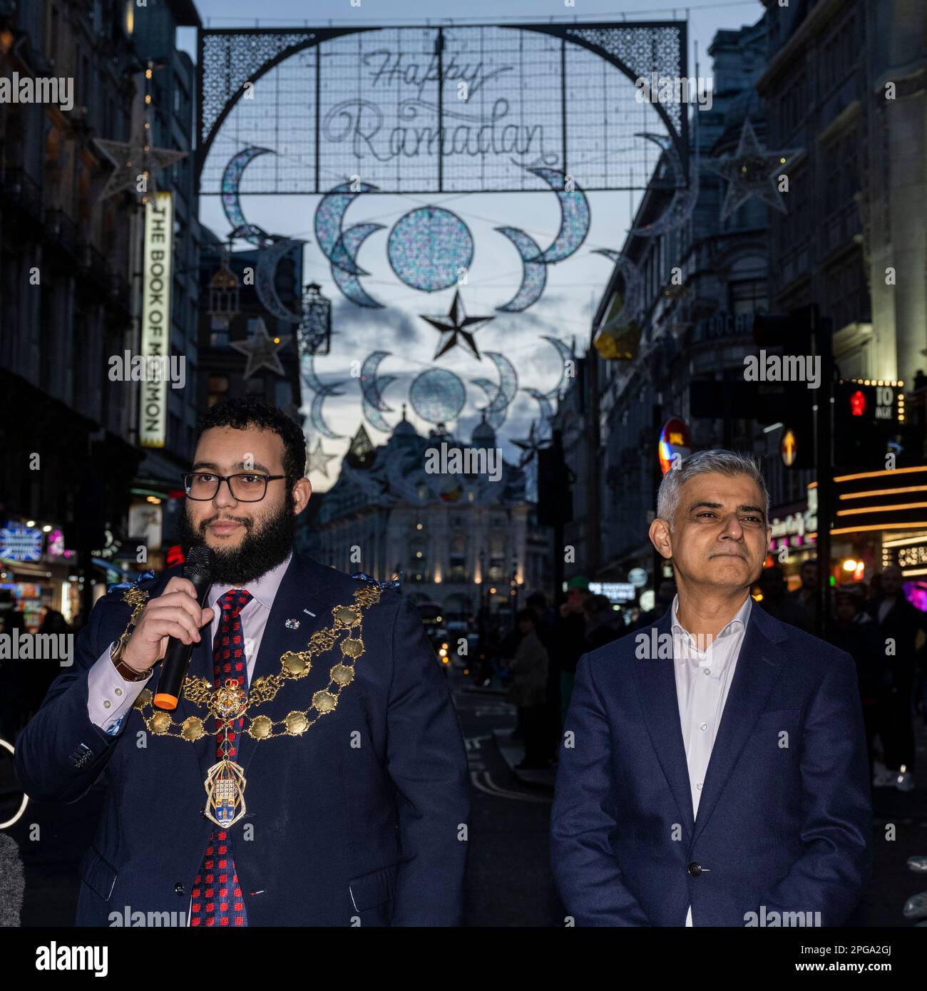 Londres, Royaume-Uni. 21 mars 2023. (L) le conseiller Hamza Taouzzale, Lord Mayor of Westminster, et Sadiq Khan, Maire de Londres, à l'entrée en fonction de la première installation de lumières du Ramadan à Piccadilly Circus à la veille du premier jour du Ramadan 2023. Les lumières de cette échelle sont une première au Royaume-Uni et en Europe, avec 30 000 lumières durables illuminées dans le centre de Londres pendant tout le mois du Ramadan. Credit: Stephen Chung / Alamy Live News Banque D'Images