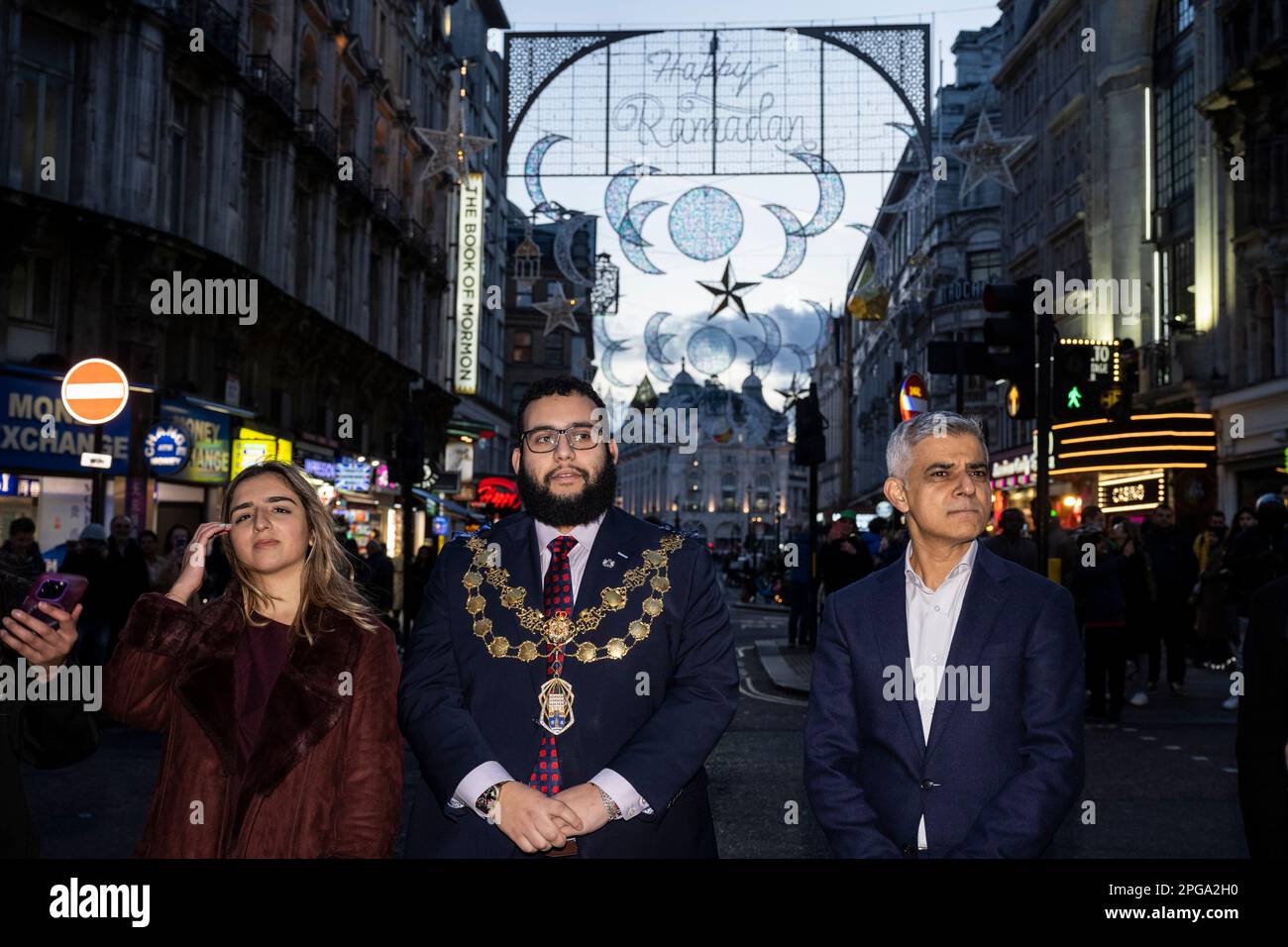 Londres, Royaume-Uni. 21 mars 2023. (L) Ros Morgan, PDG de Heart of London Business Alliance, (C) Conseiller Hamza Taouzzale, Maire de Westminster, et Sadiq Khan, Maire de Londres, à l'allumage de la première installation de lumières du Ramadan à Piccadilly Circus à la veille du premier jour du Ramadan 2023. Les lumières de cette échelle sont une première au Royaume-Uni et en Europe, avec 30 000 lumières durables illuminées dans le centre de Londres pendant tout le mois du Ramadan. Credit: Stephen Chung / Alamy Live News Banque D'Images