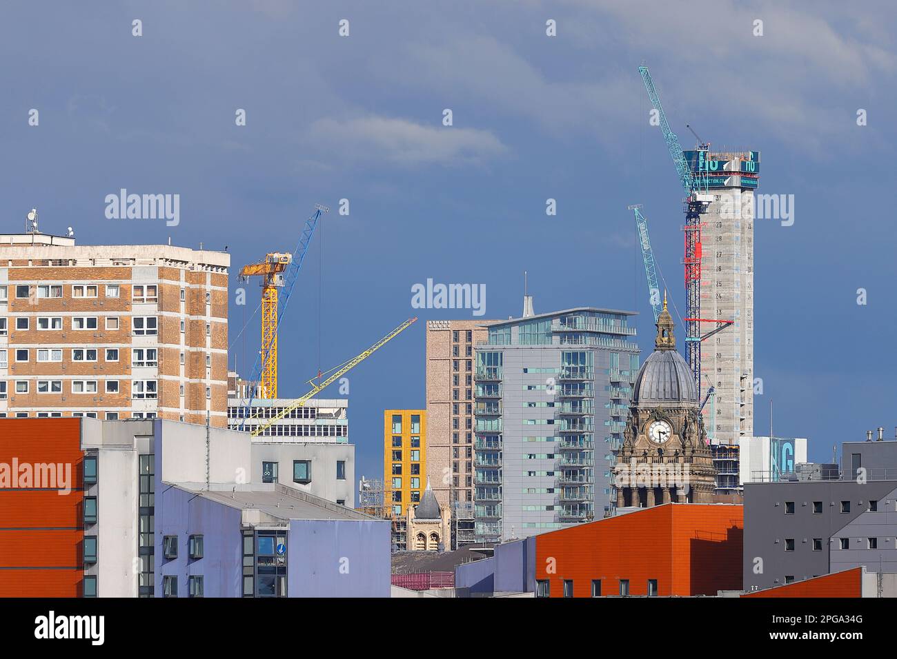 Un bâtiment de 31 étages à Leeds est actuellement en construction derrière l'hôtel de ville de Leeds Banque D'Images