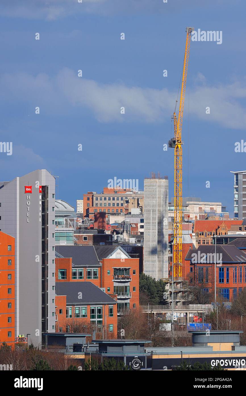 Construction d'un grand bâtiment sur le site de Brotherton House, dans le centre-ville de Leeds Banque D'Images