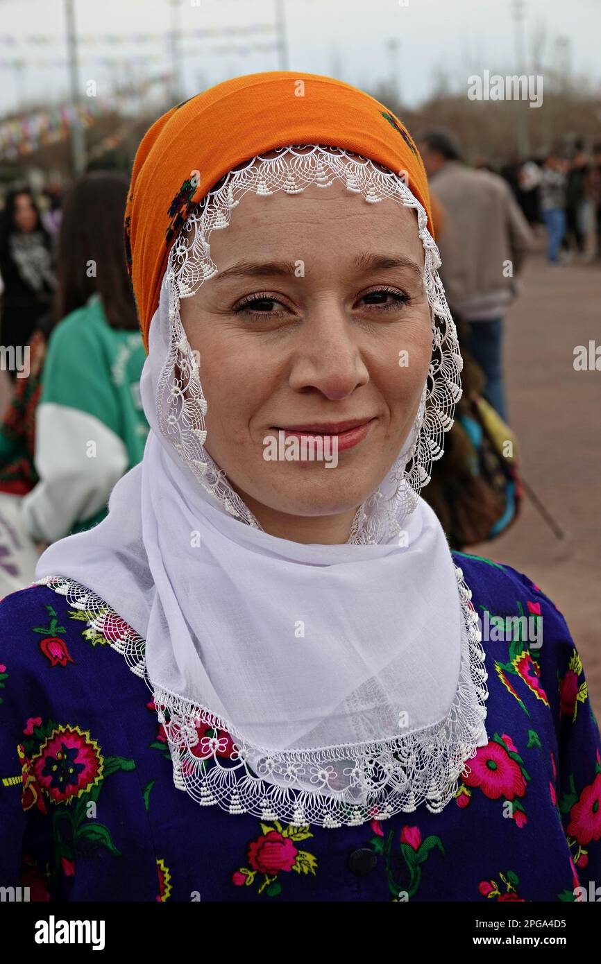 Vetement traditionnel kurde sale