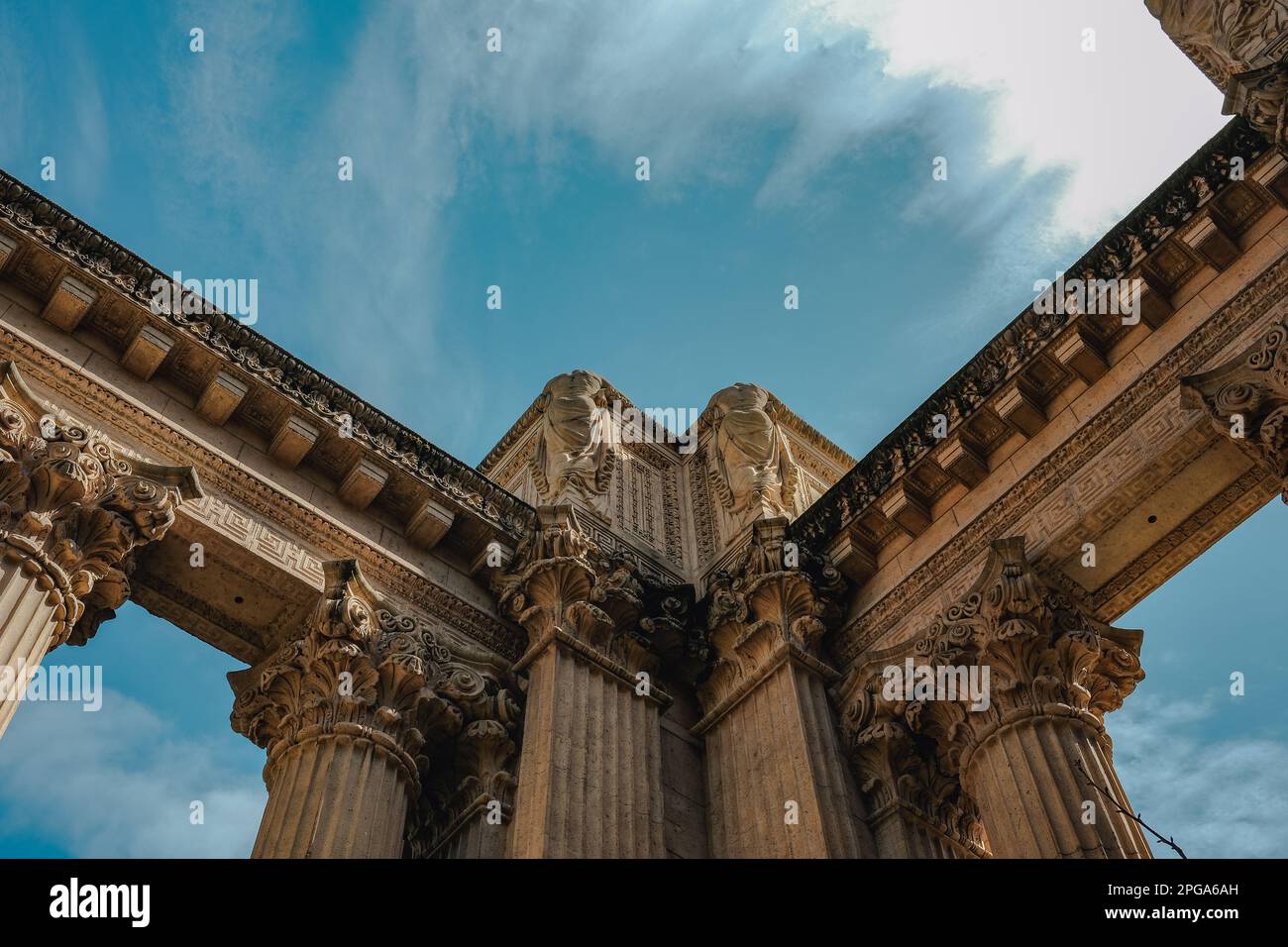 Gros plan sur les sculptures et détails complexes de la façade du Palais des Beaux-Arts, mettant en valeur la beauté ornementale de l'architecture. Le Palais des Beaux-Arts de San Francisco, un magnifique chef-d'œuvre architectural situé dans le quartier de Marina, est une source d'émerveillement et d'inspiration depuis plus d'un siècle. Construit pour l'exposition Panama-Pacifique de 1915, le Palais des Beaux-Arts a été une icône culturelle pour San Francisco, attirant des millions de visiteurs chaque année. (Photo de Chin Hei Leung/SOPA Images/Sipa USA) Banque D'Images