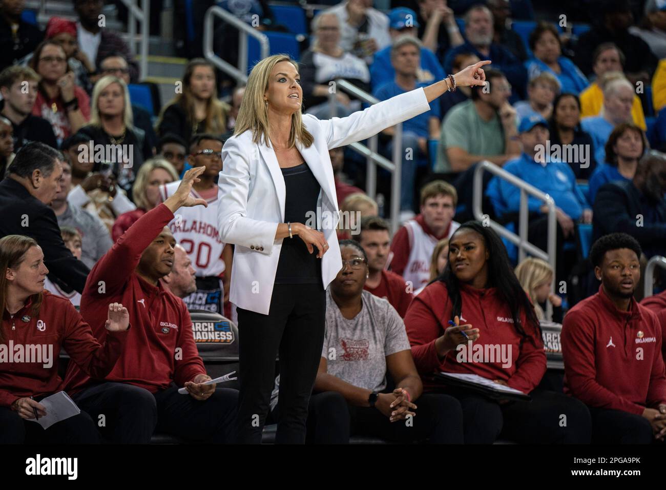 Jennie Baranczyk, entraîneure en chef des Sooners d'Oklahoma, lors d'un match de basket-ball féminin de la NCAA contre les Bruins de l'UCLA, lundi, 20 mars 2023, à Paul Banque D'Images