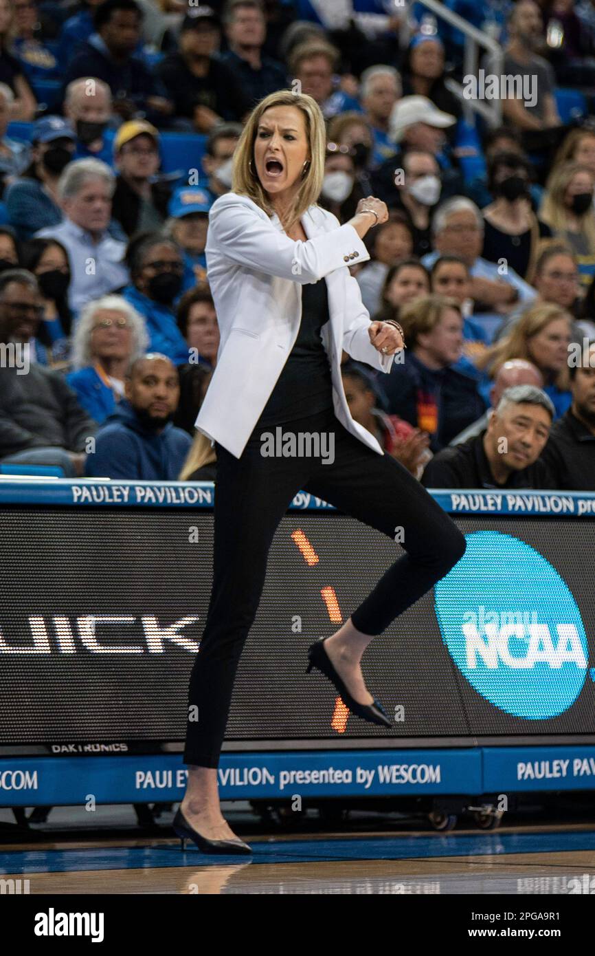Jennie Baranczyk, entraîneure en chef des Sooners d'Oklahoma, lors d'un match de basket-ball féminin de la NCAA contre les Bruins de l'UCLA, lundi, 20 mars 2023, à Paul Banque D'Images