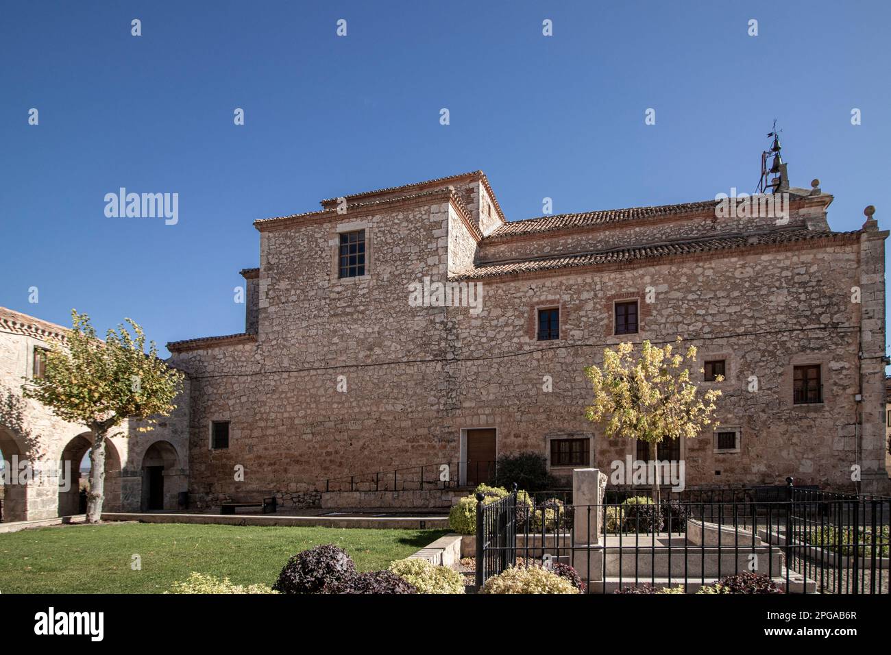 Une retraite paisible en Espagne rurale : détente sur la place pittoresque de la ville de Lerma Banque D'Images