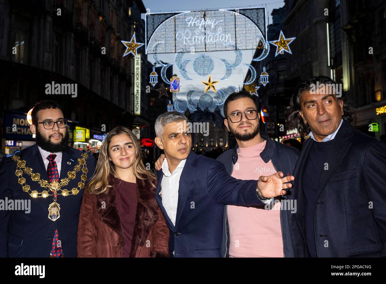 Londres, Royaume-Uni. 21 mars 2023. (L) Conseiller Hamza Taouzzale, Lord Mayor of Westminster, (2L) Ros Morgan, PDG de Heart of London Business Alliance, et (C) Sadiq Khan, Maire de Londres, au début de la première installation de lumières du Ramadan à Piccadilly Circus à la veille du premier jour du Ramadan 2023. Les lumières de cette échelle sont une première au Royaume-Uni et en Europe, avec 30 000 lumières durables illuminées dans le centre de Londres pendant tout le mois du Ramadan. Credit: Stephen Chung / Alamy Live News Banque D'Images