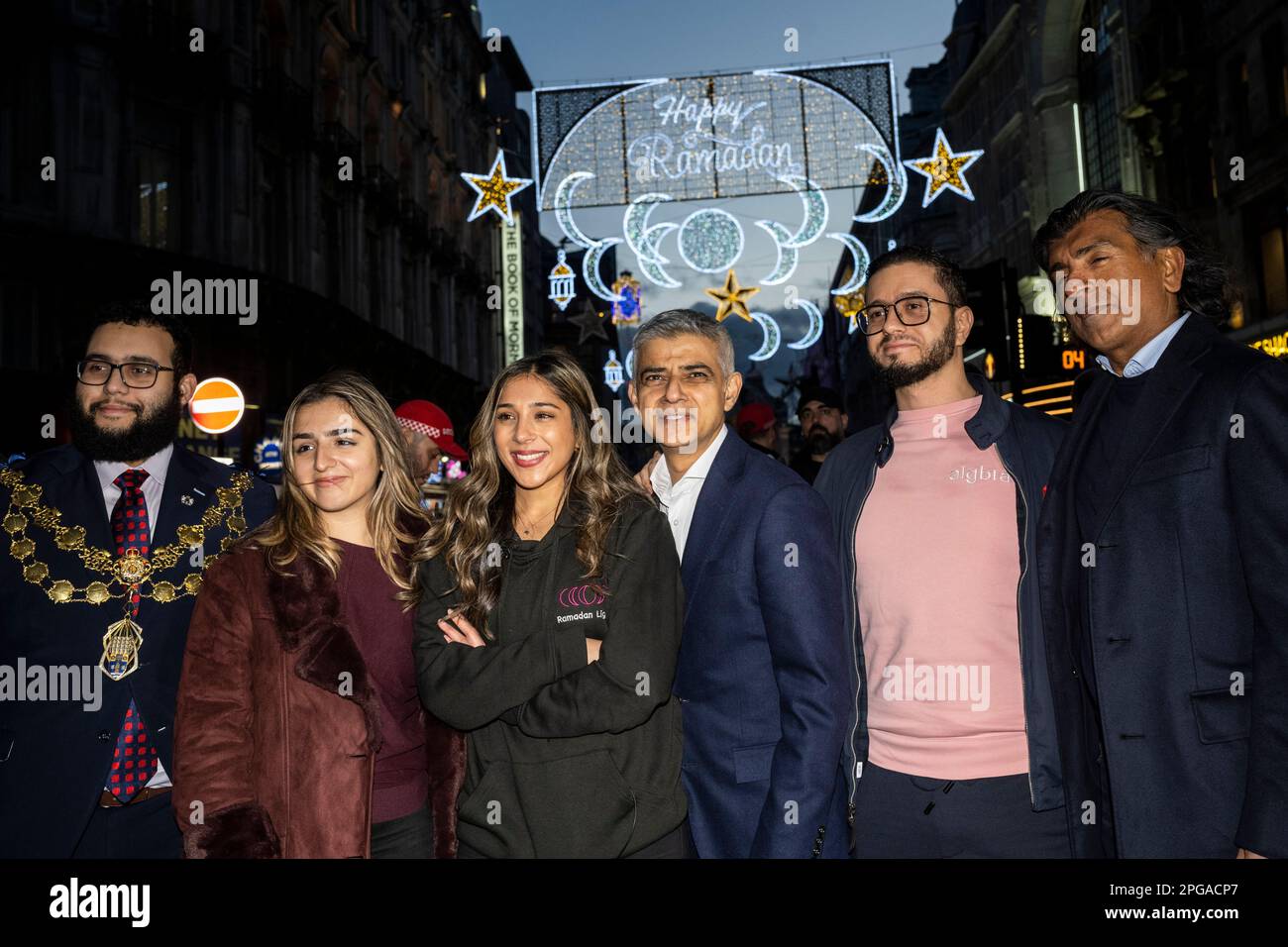 Londres, Royaume-Uni. 21 mars 2023. (L) Conseiller Hamza Taouzzale, Lord Mayor of Westminster, (2L) Ros Morgan, PDG de Heart of London Business Alliance, (3L) Aisha Desai, fondateur de Ramadan Lights, Et (C) Sadiq Khan, maire de Londres, au début de la première installation de lumières du Ramadan à Piccadilly Circus à la veille du premier jour du Ramadan 2023. Les lumières de cette échelle sont une première au Royaume-Uni et en Europe, avec 30 000 lumières durables illuminées dans le centre de Londres pendant tout le mois du Ramadan. Credit: Stephen Chung / Alamy Live News Banque D'Images