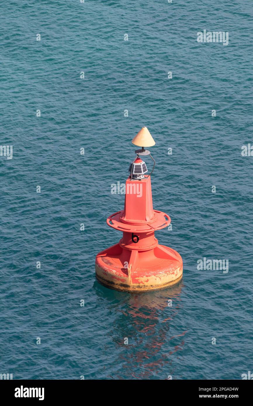 Bouée lumineuse au port de croisière et à destination touristique de Roatan Honduras. Banque D'Images