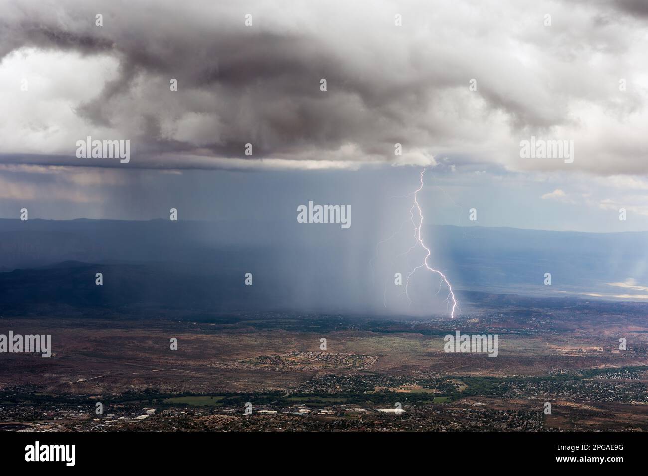 Un orage de mousson avec de fortes pluies et des éclairs sur Cottonwood, Arizona Banque D'Images