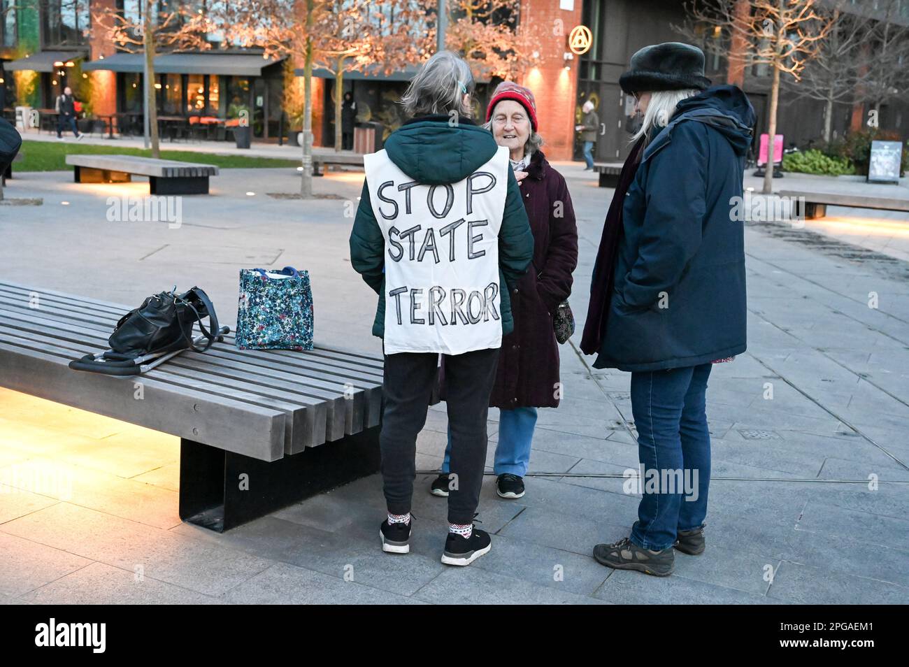 Ambassade DES ÉTATS-UNIS, Londres, Royaume-Uni. 21st mars 2023. Protestation aucun nukes américain en Grande-Bretagne contre la Fédération des scientifiques américains n'a révélé que le nouveau B61-12. La bombe nucléaire américaine ira à une base aérienne américaine de Lakenheath à Suffolk, vers des bases en Europe, y compris en Grande-Bretagne. Les derniers bombardiers, le F-35 A qui les livrera à leurs cibles dans le monde entier, sont déjà à Lakenheath, où l'entraînement a commencé l'année dernière. Crédit : voir Li/Picture Capital/Alamy Live News Banque D'Images