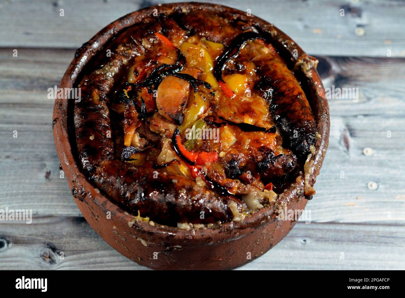 Mélange égyptien traditionnel de viande d'agneau, saucisse mombar intestins rempli de riz, kawareh trotters pieds de vache, morceaux de reins cuits, coeurs et Banque D'Images