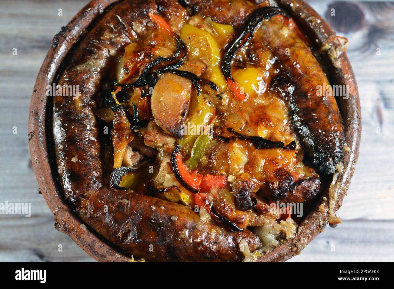 Mélange égyptien traditionnel de viande d'agneau, saucisse mombar intestins rempli de riz, kawareh trotters pieds de vache, morceaux de reins cuits, coeurs et Banque D'Images