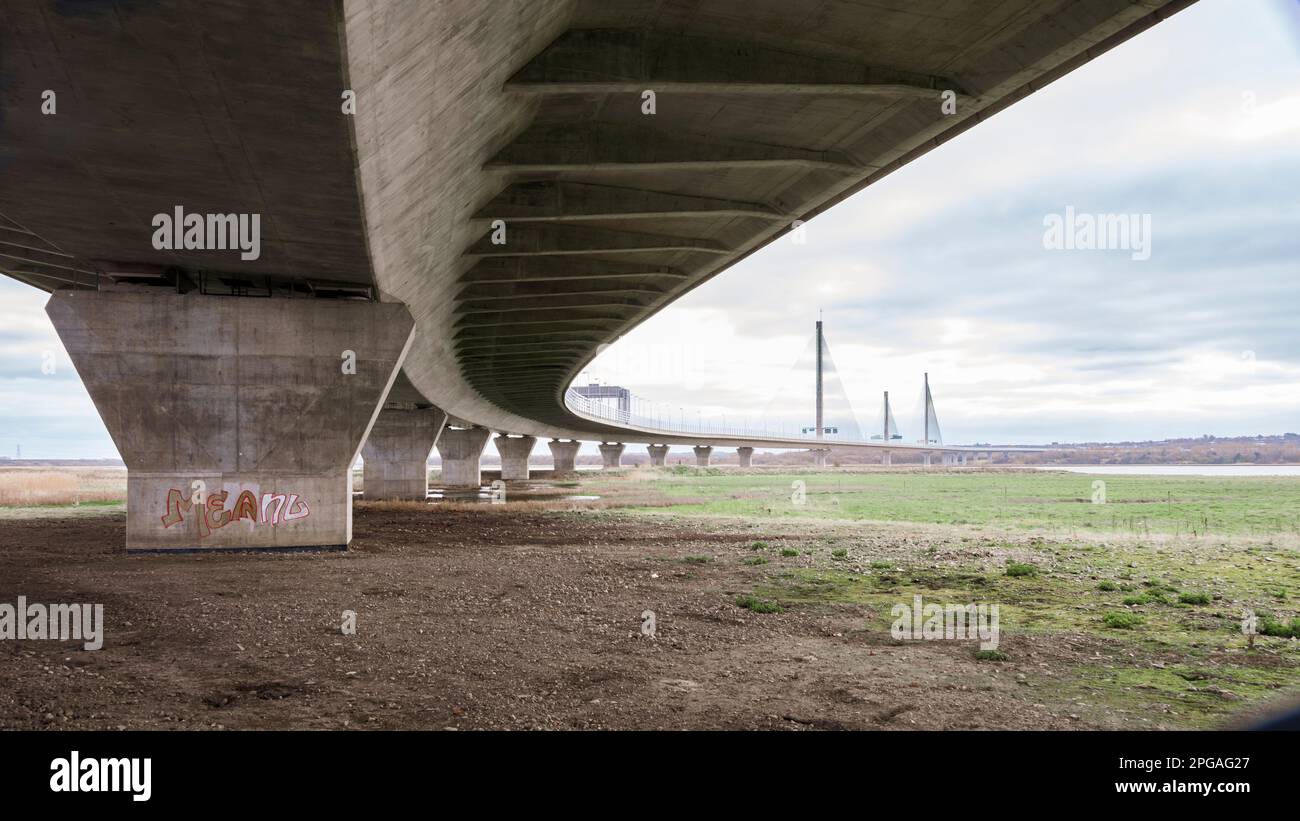Le pont Mersey Gateway à Widnes, au-dessus de la rivière Mersey. Ouvert par la reine en juin 2018 Banque D'Images