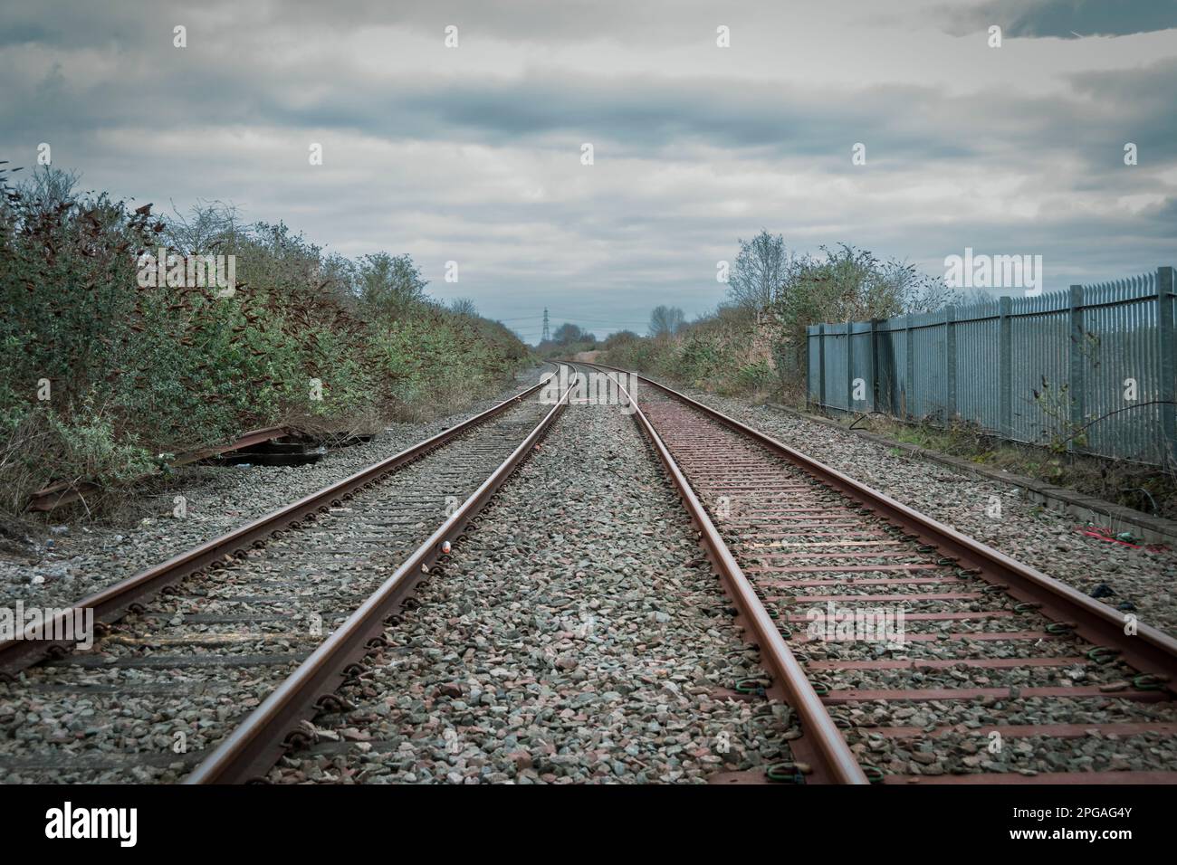 Train de la gare ferroviaire Fiddlers Ferry jusqu'au quai de Spike Island Banque D'Images