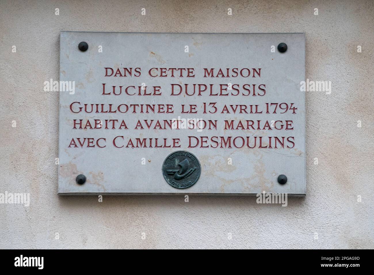Plaque à Paris, France disant: «Dans cette maison Lucile Duplessis qui a été guillotiné sur 13 avril 1794 a vécu avant son mariage avec Camille Desmoulins. Banque D'Images