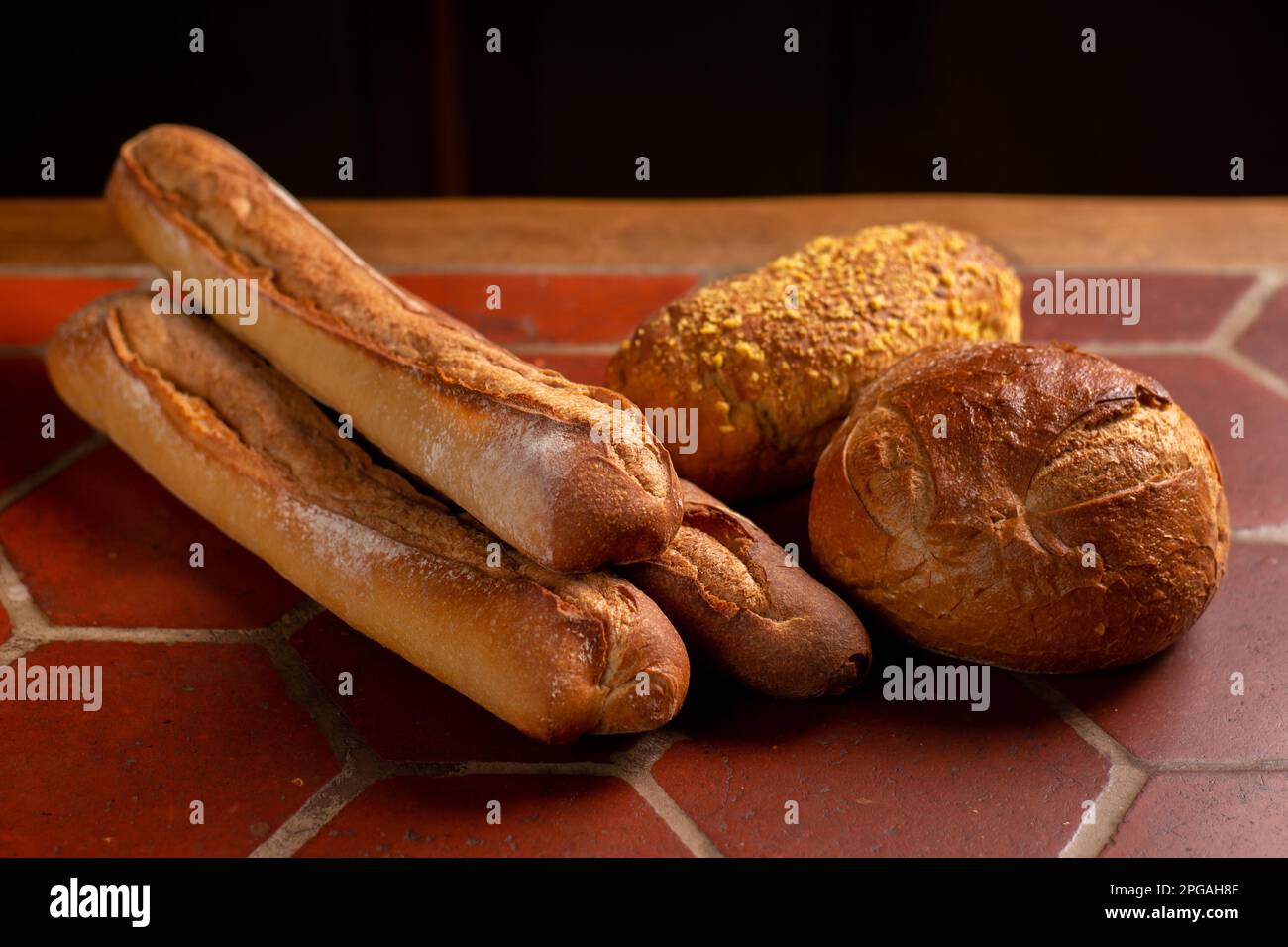 Différents types de pain français. Baguettes, pain aux graines sur la table de cuisine. Banque D'Images