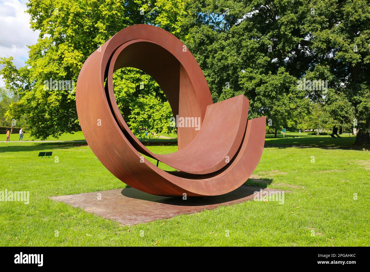 Londres, Royaume-Uni. 16 septembre 2022. Exposition Frise Sculpture 2022 au Regent's Park. 'Curvae in Curvae' de Beverly Pepper. © Waldemar Sikora Banque D'Images