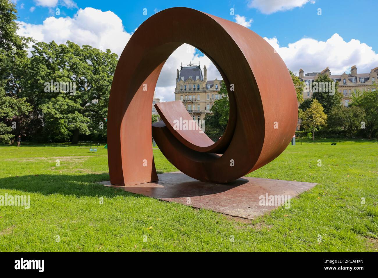 Londres, Royaume-Uni. 16 septembre 2022. Exposition Frise Sculpture 2022 au Regent's Park. 'Curvae in Curvae' de Beverly Pepper. © Waldemar Sikora Banque D'Images