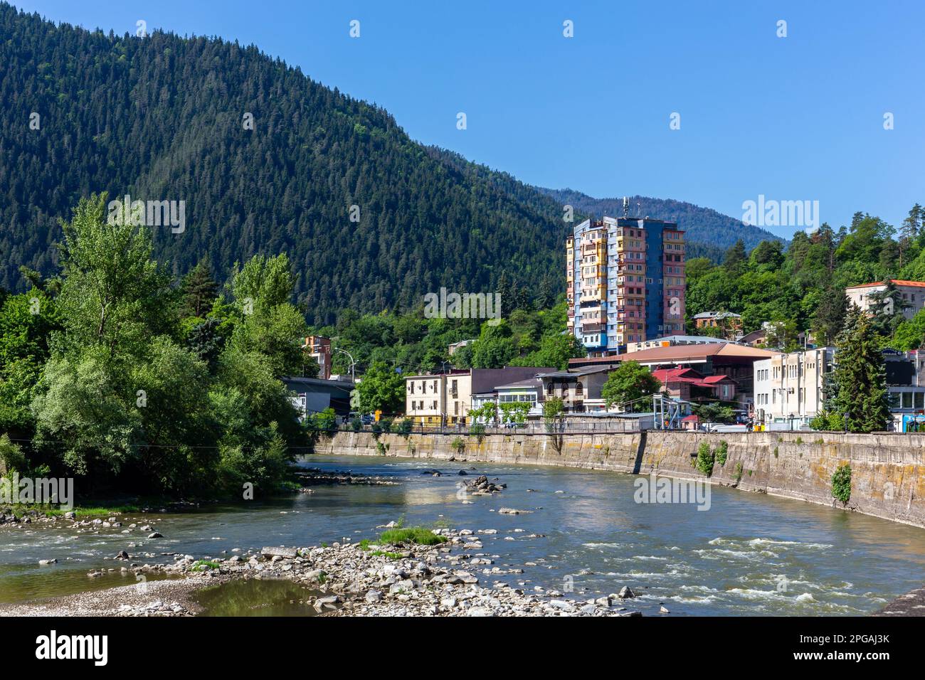 Borjomi, Géorgie, 08.06.2021. Borjomi ville paysage urbain en Géorgie avec la rivière Kura et les anciens bâtiments de l'ère communiste post-soviétique. Banque D'Images