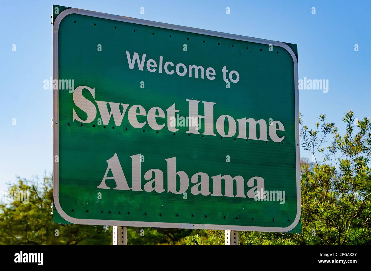 Un panneau « Sweet Home Alabama » accueille les visiteurs de l’État de l’Alabama et du centre d’accueil de l’Alabama, 20 mars 2023, à Grand Bay, Alabama. Banque D'Images