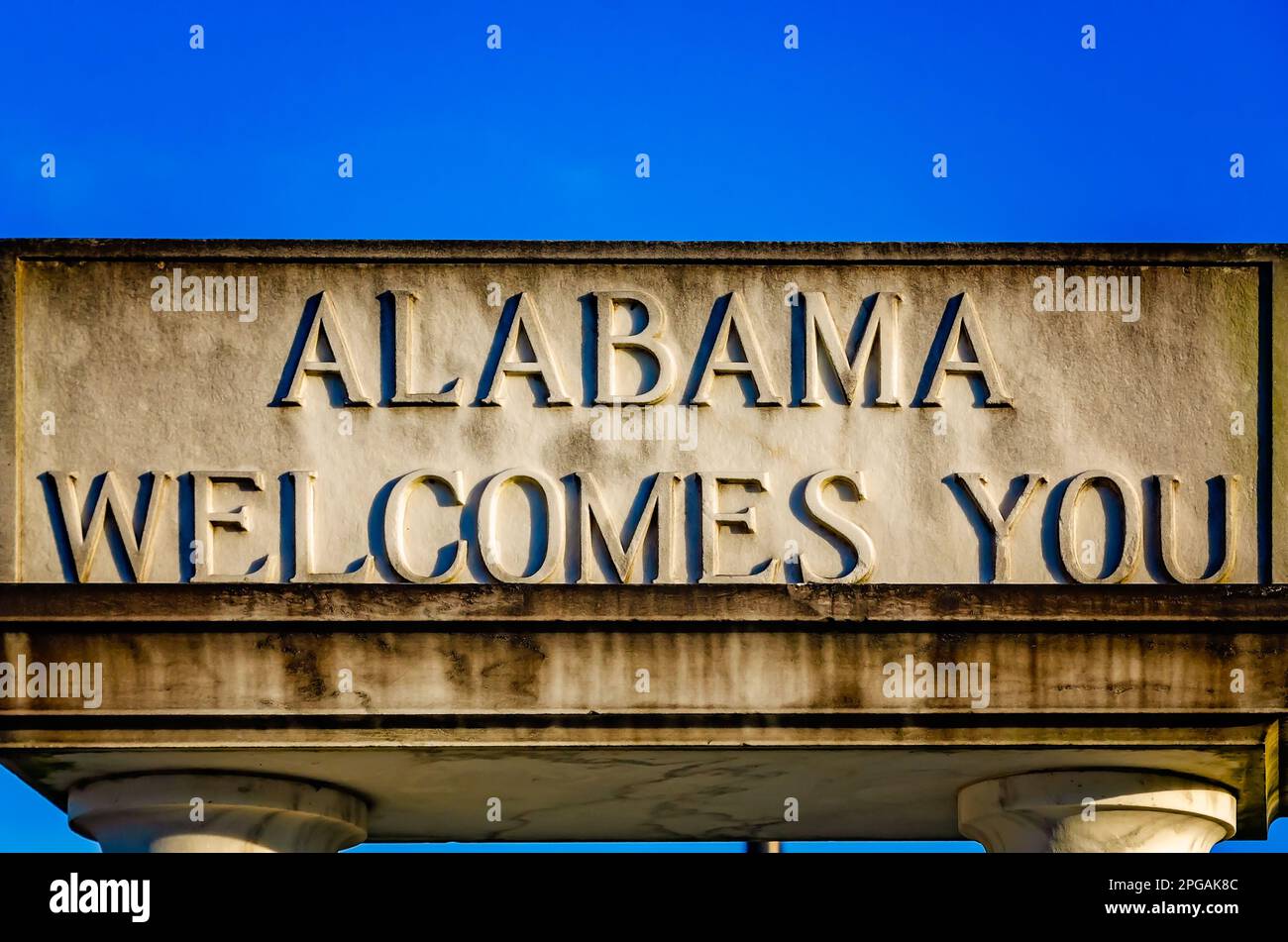 Un panneau accueille les visiteurs de l'État de l'Alabama et du centre d'accueil de l'Alabama, 20 mars 2023, à Grand Bay, Alabama. Banque D'Images