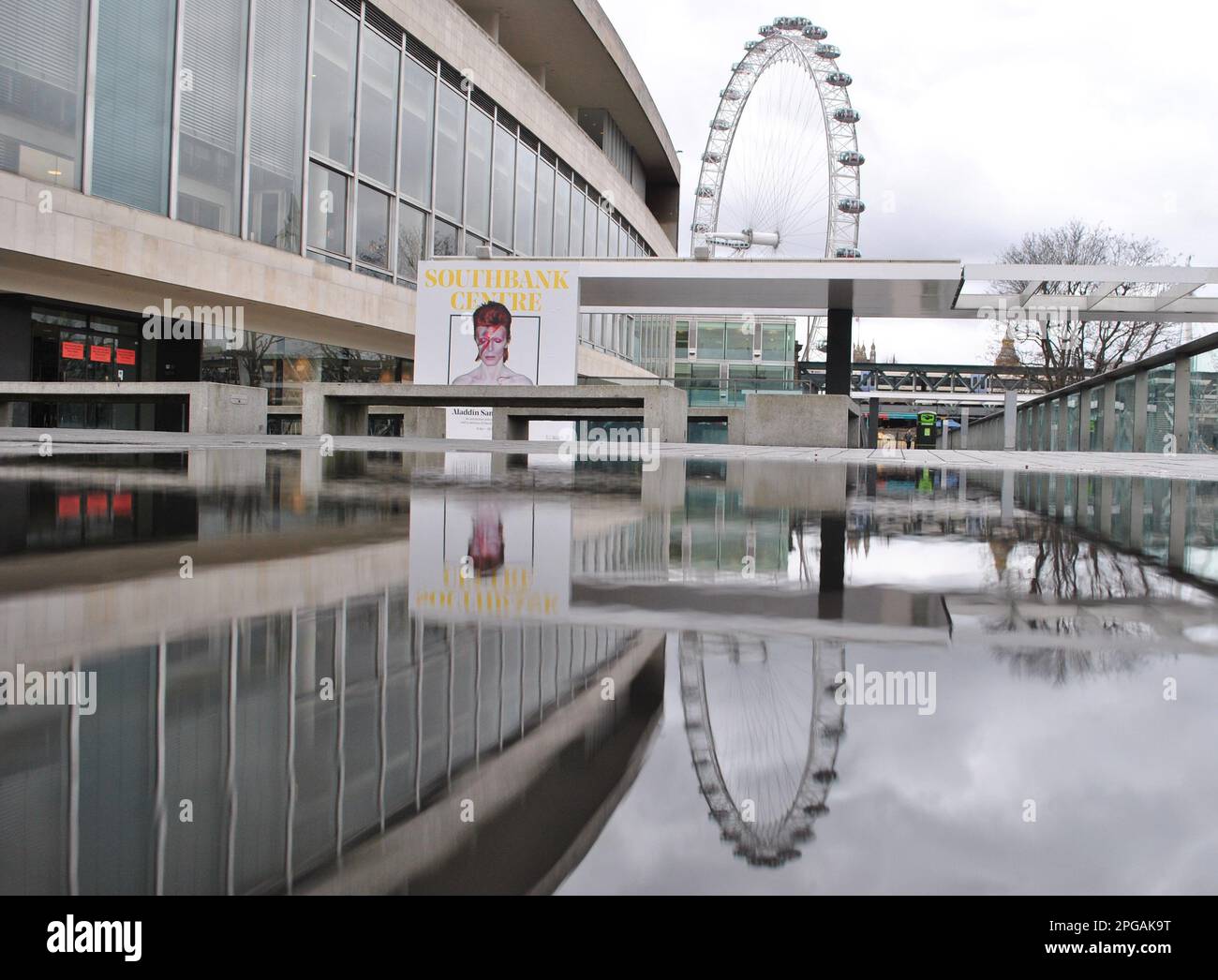 EXPOSITION SUR SOUTHBANK À LONDRES POUR LE 50TH ANNIVERSAIRE DE L'ALBUM ALADDIN SANE DE DAVID BOWIE AVEC PHOTO DE COUVERTURE D'ICÔNE. Banque D'Images