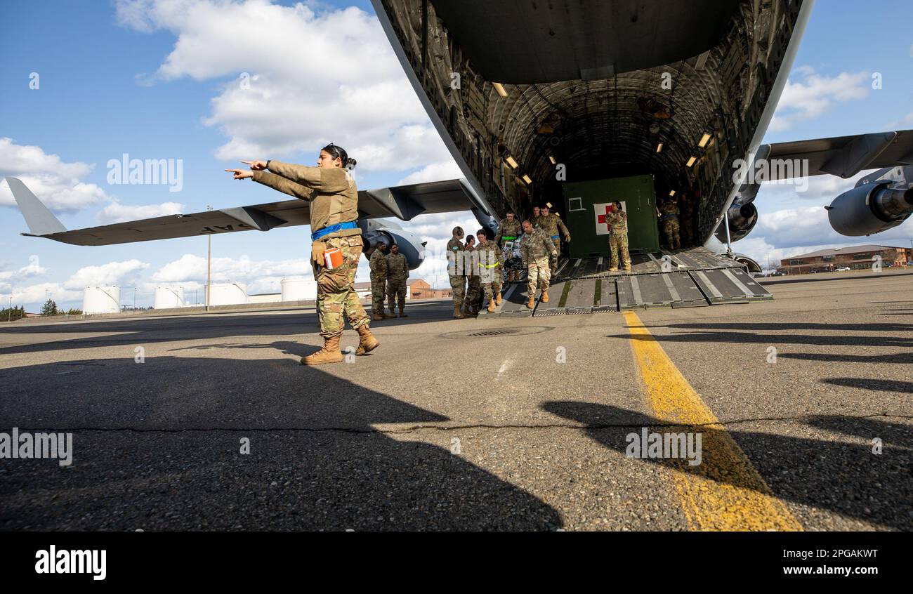 Les équipages de conduite de la Force aérienne et le personnel médical travaillent ensemble pour prendre soin des patients simulés lorsqu'ils se rendrons dans les installations de traitement militaire pendant le Cadocuceus ultime à la base conjointe Lewis-McChord, Washington, 15 mars, 2023.l'exercice de UC23 offre une occasion de formation précieuse pour les diverses composantes du ministère de la Défense et du système de santé militaire de travailler ensemble avec d'autres organismes gouvernementaux et nos partenaires civils pour nous préparer à soutenir notre défense nationale et à intervenir en cas d'urgence. Banque D'Images
