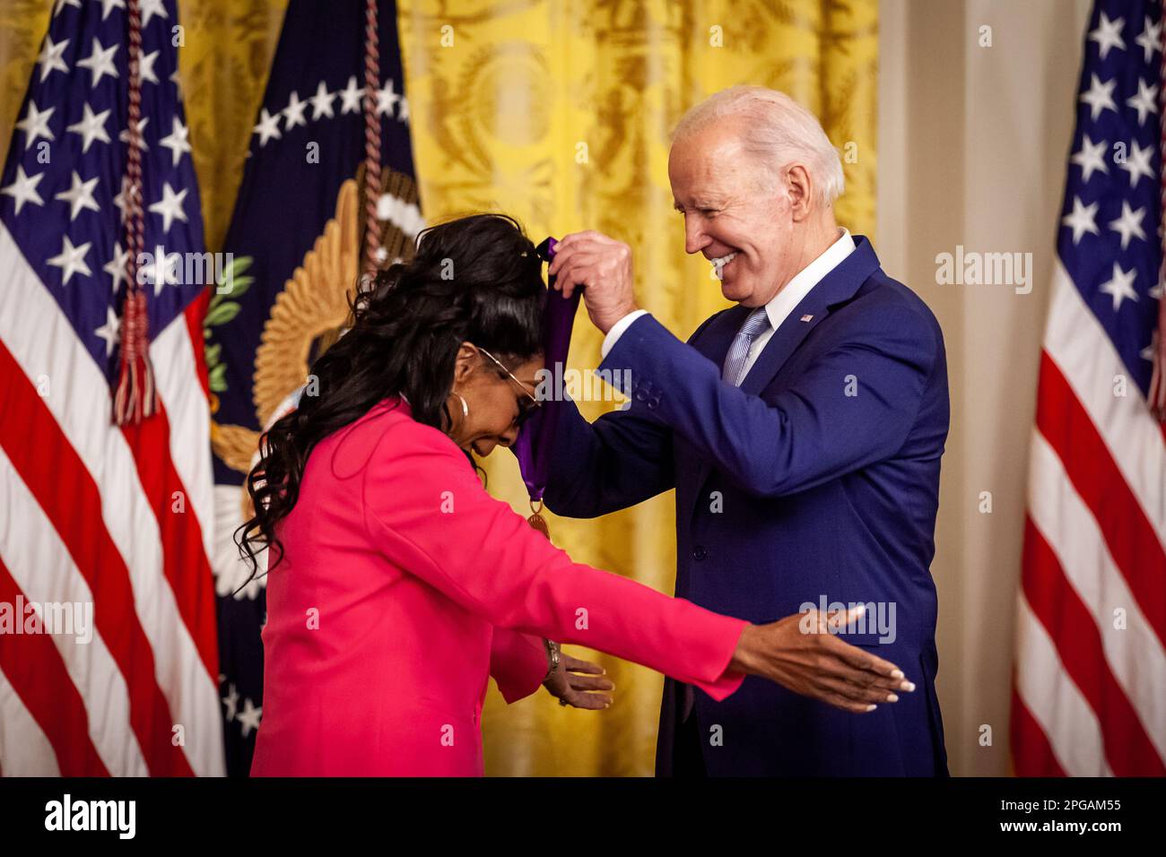 Washington, États-Unis. 21st mars 2023. CORRECTION : le président Joe Biden présente à la chanteuse Gladys Knight la Médaille nationale des arts lors d'une cérémonie à la Maison Blanche décernant des médailles dans les arts et les humanités à 23 personnes. L'événement a honoré les 2021 récipiendaires des médailles. La cérémonie de remise des prix initiale a été reportée en raison de la pandémie du coronavirus. Ces deux médailles sont les plus hautes distinctions décernées par le gouvernement américain dans le domaine des arts et des sciences humaines. (Photo d'Allison Bailey/NurPhoto) crédit : NurPhoto SRL/Alay Live News Banque D'Images