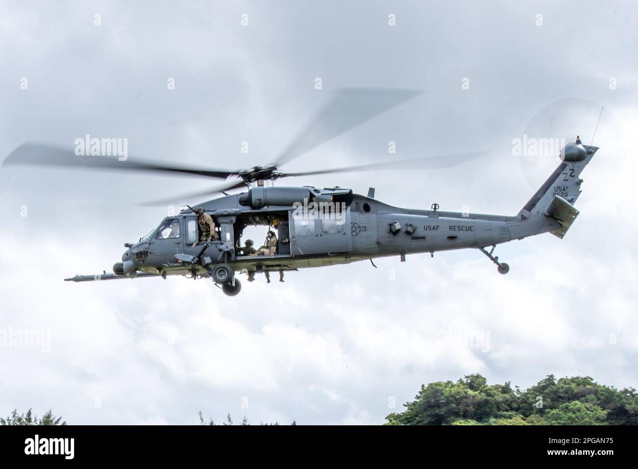 A ÉTATS-UNIS La Force aérienne HH-60G Pave Hawk affectée à l'escadron de sauvetage 33rd prend son envol lors d'un exercice de préparation à la base aérienne de Kadena, au Japon, en 15 mars 2023. La disponibilité et la létalité sont essentielles pour générer une dissuasion crédible dans un environnement de sécurité de plus en plus complexe et exigeant. (É.-U. Photo de la Force aérienne par l'Airman principal Sebastian Romawac) Banque D'Images
