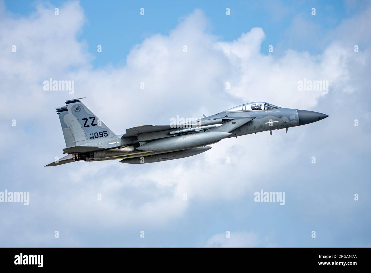 A ÉTATS-UNIS L’aigle F-15C de la Force aérienne affecté à l’escadron de chasse 44th prend son envol lors d’un exercice de préparation à la base aérienne de Kadena, au Japon, en 17 mars 2023. Kadena est la clé de voûte de l'énergie aérienne dans le Pacifique, en veillant à ce que nous soyons prêts à projeter les capacités de la force et à fournir un appui aux alliés et partenaires régionaux lorsqu'ils sont appelés au faire. (É.-U. Photo de la Force aérienne par l'Airman principal Sebastian Romawac) Banque D'Images