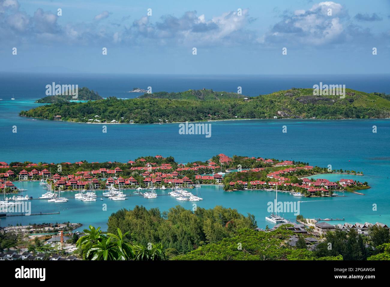 Vue du haut de l'extrémité sud de l'île Eden et de l'île au Cert Mahé Seychelles Banque D'Images