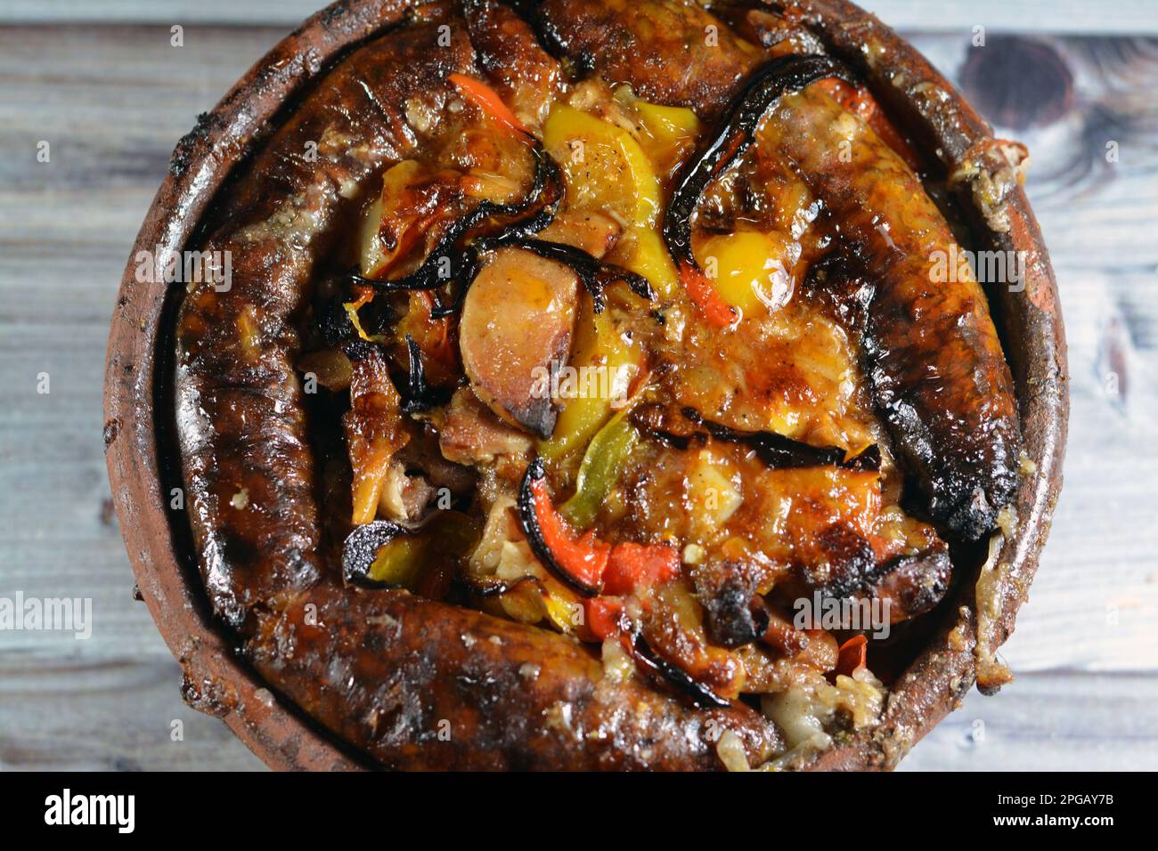 Mélange égyptien traditionnel de viande d'agneau, saucisse mombar intestins rempli de riz, kawareh trotters pieds de vache, morceaux de reins cuits, coeurs et Banque D'Images