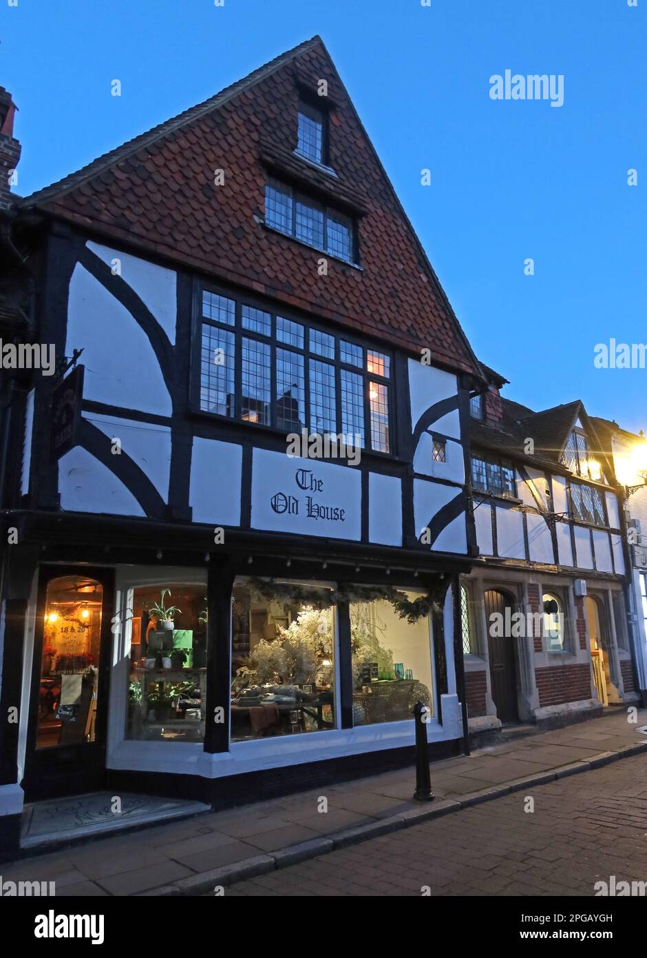 La vieille maison, les bâtiments de crépuscule et l'architecture, Church Street, Godalming, Waverley, Surrey, ANGLETERRE, ROYAUME-UNI, GU7 1AB Banque D'Images