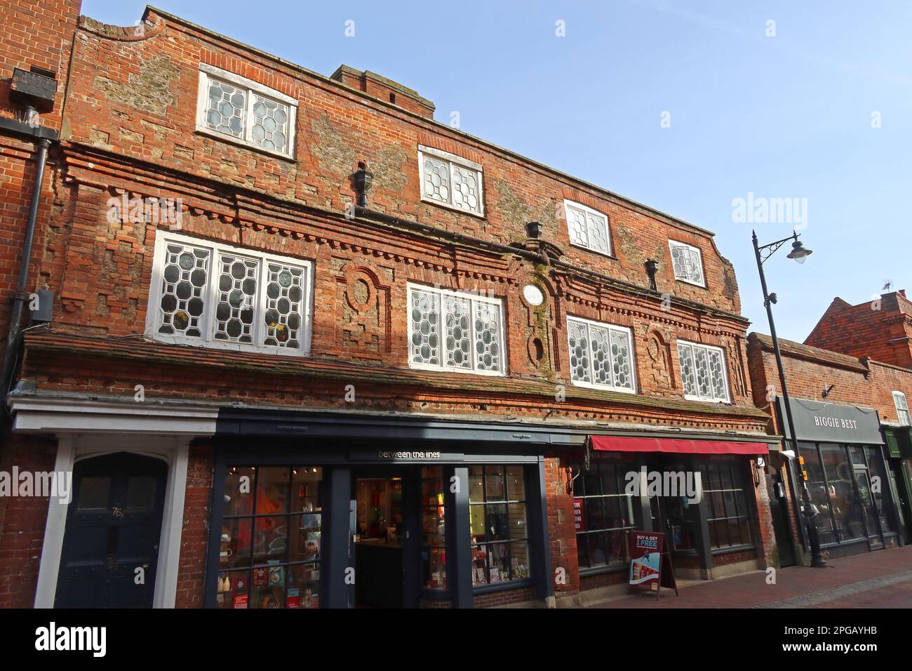 Bâtiments classés au 76 High St (Northside) , Godalming, Waverley, Surrey, Angleterre, Royaume-Uni, GU7 1DU - entre les lignes, Costa Coffee Banque D'Images