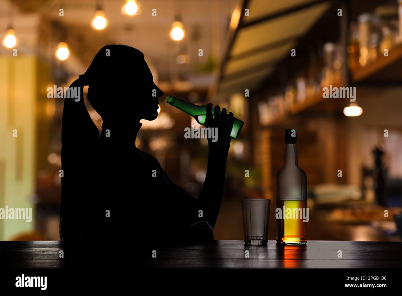 Femme qui boit de la bière ombre Banque de photographies et d’images à ...