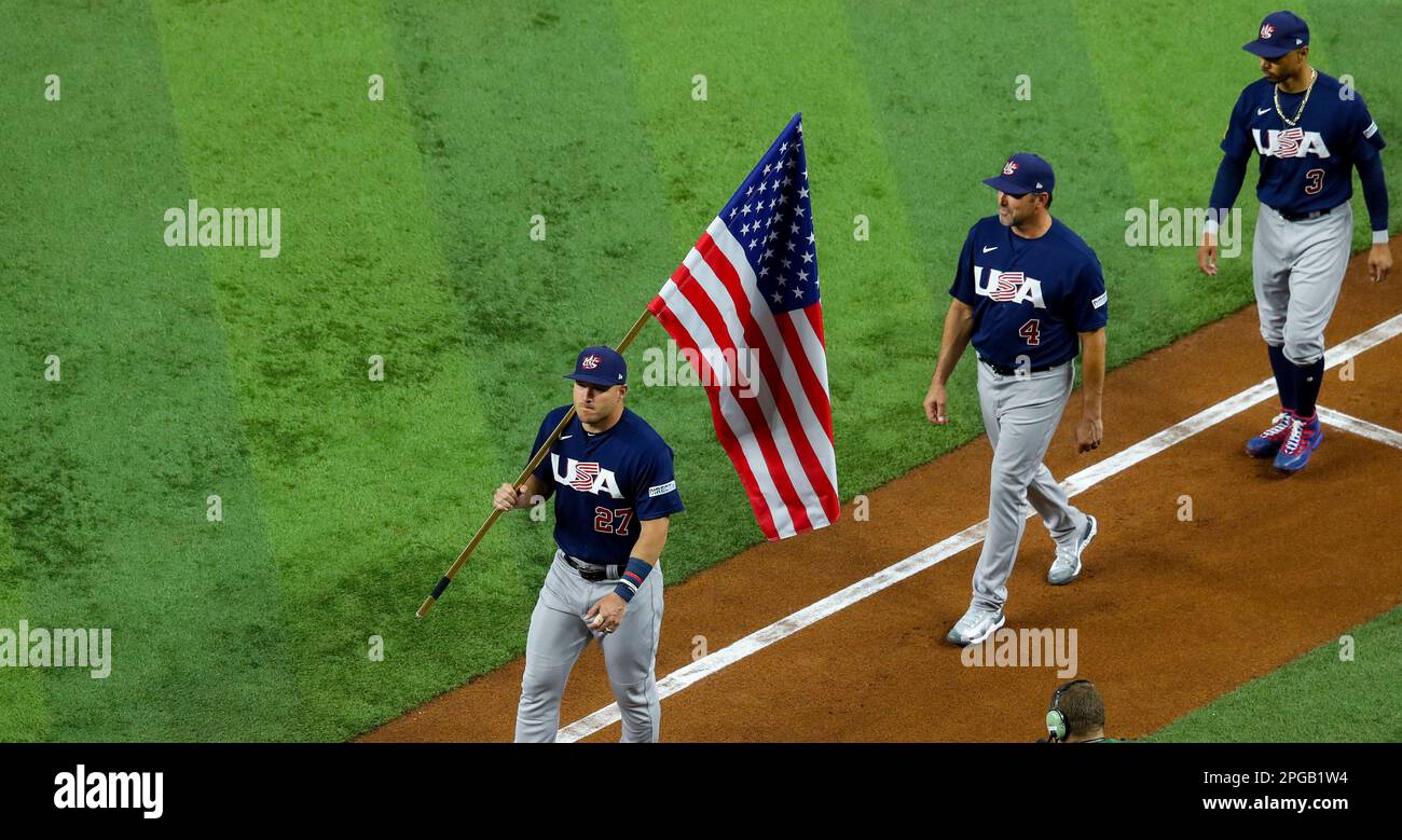 Miami, États-Unis. 21st mars 2023. Mike Trout, des États-Unis, dirige son équipe sur le terrain pour affronter le Japon lors de la finale de la Classique mondiale de baseball à Miami, Floride, mardi, 21 mars 2023. Photo par Aaron Josefczyk/UPI crédit: UPI/Alay Live News Banque D'Images