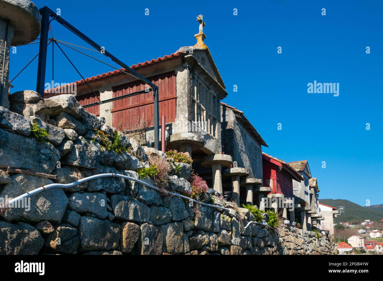 Vue sur Horreos et Combarro. Greniers typiques de Galice. Combarro, Galice. Espagne Banque D'Images