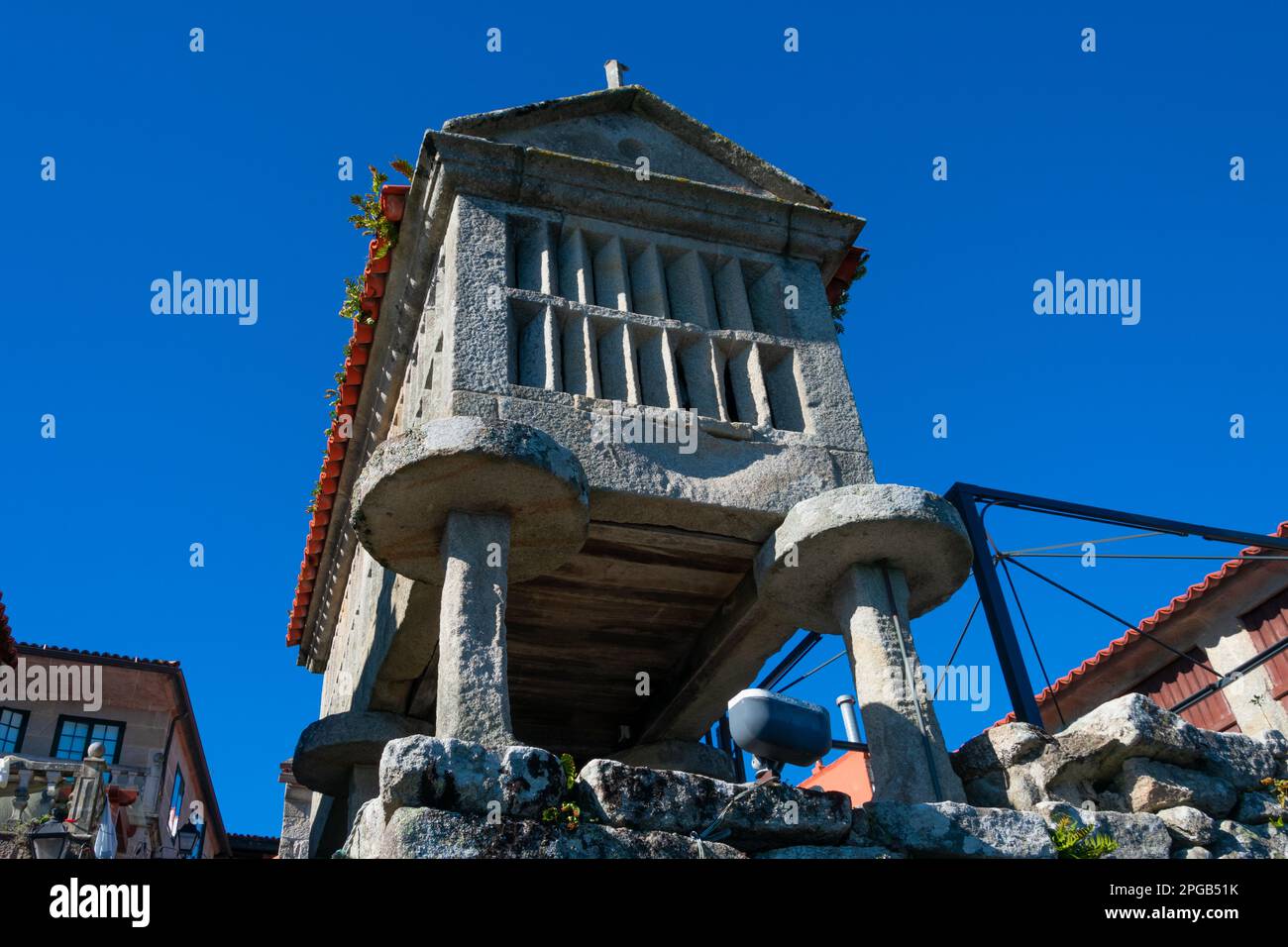 Vue sur un Horreo, un grenier typique de Galice. Combarro, Galice. Espagne Banque D'Images