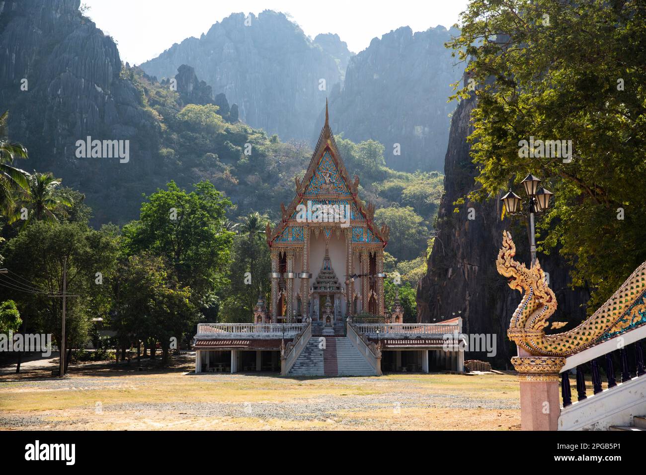 Wat Khao Daeng, Temple bouddhiste, Parc national Khao Sam Roi Yot, province de Prachuap Khiri Khan, Thaïlande Banque D'Images