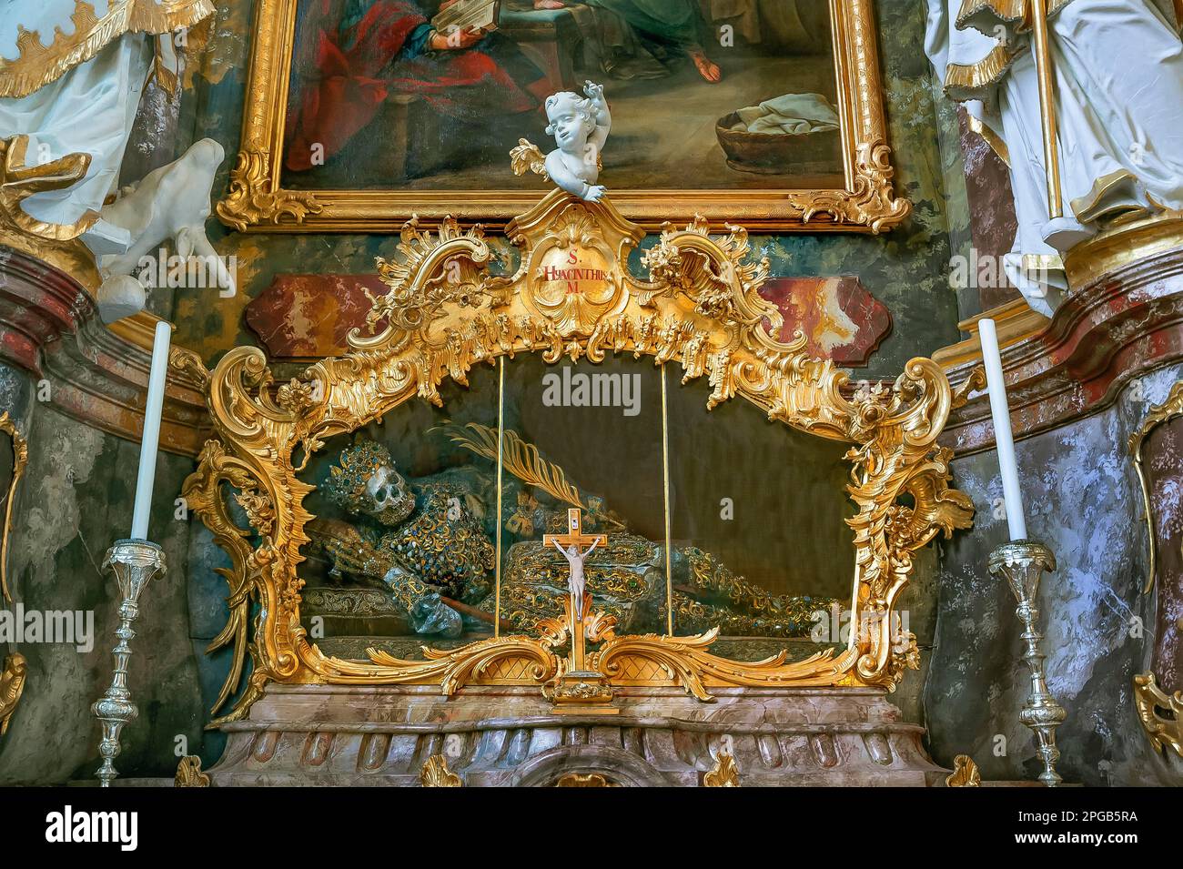 Relique plein corps de jacinthe (jacinthus) de Césarée, aussi de Cappadoce à gauche, autel de face, Saint Eglise de Marys à l'abbaye de Fuerstenfeld Banque D'Images