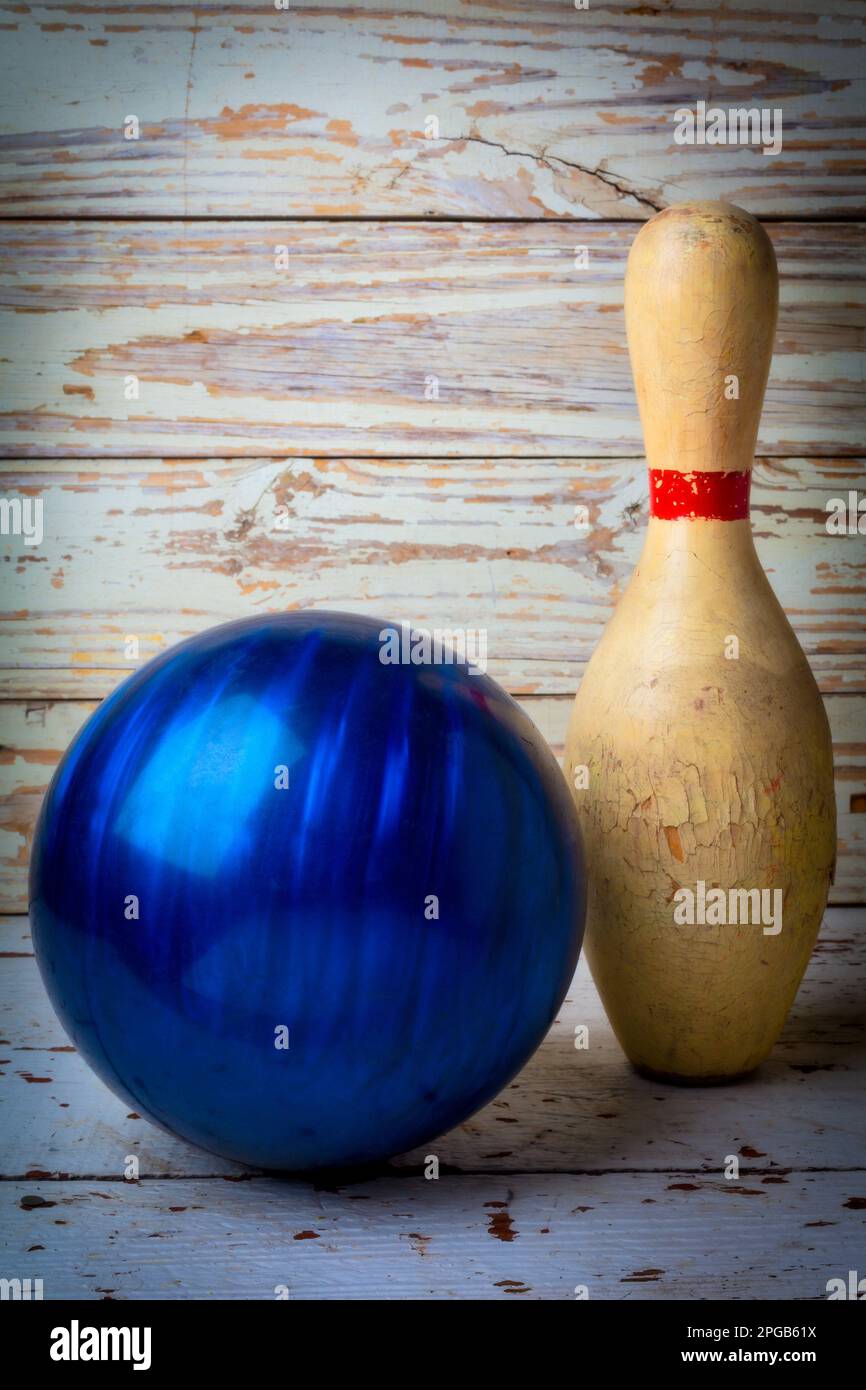 Vieille boule de bowling bleue et usé par temps de vie de la broche de bowling Banque D'Images