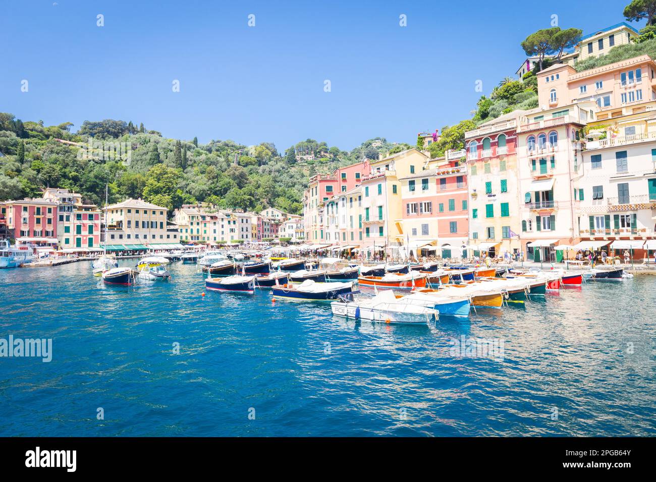 Près de Cinque Terre, Portofino est l'une des plus belles et des plus belles villes de mode Banque D'Images