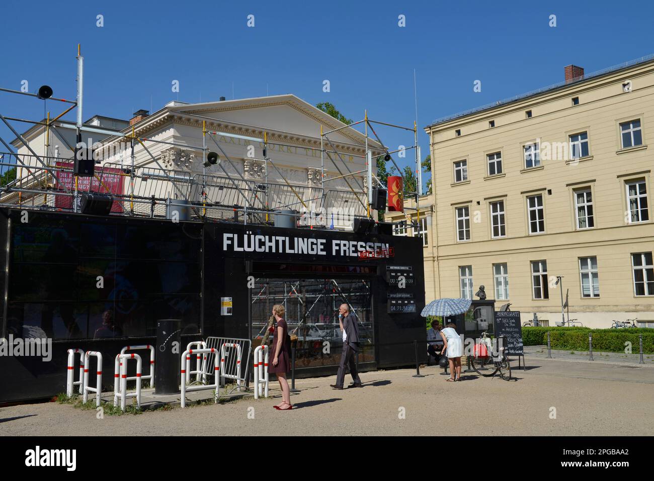 Art action Refugees Eat, Am Festungsgraben, Mitte, Berlin, Allemagne Banque D'Images