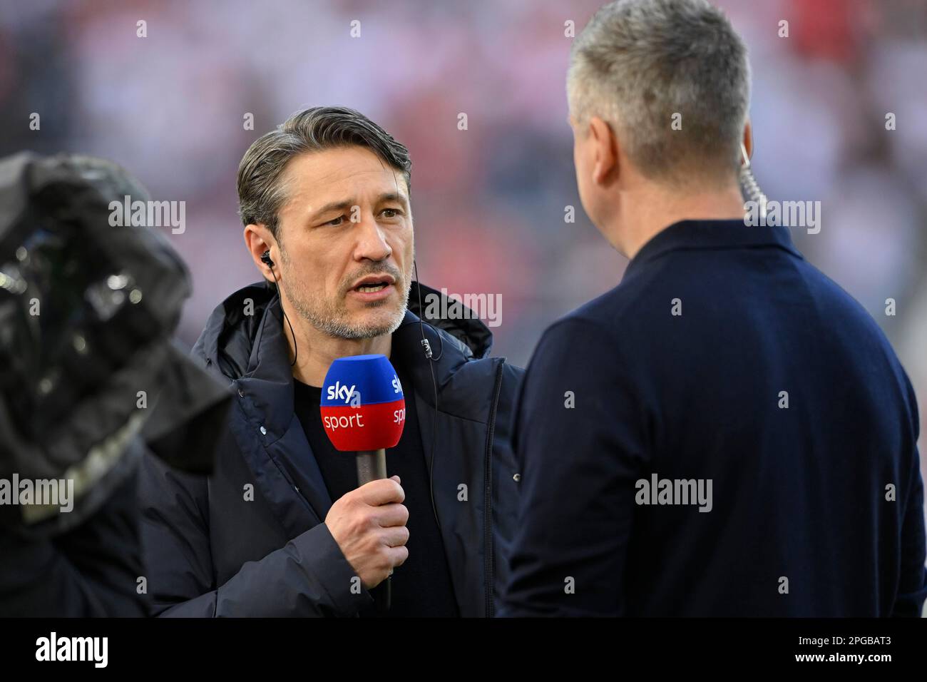 Entraîneur Niko Kovac VfL Wolfsburg en interview microphone logo SKY, Mercedes-Benz Arena, Stuttgart, Baden-Wuerttemberg, Allemagne Banque D'Images